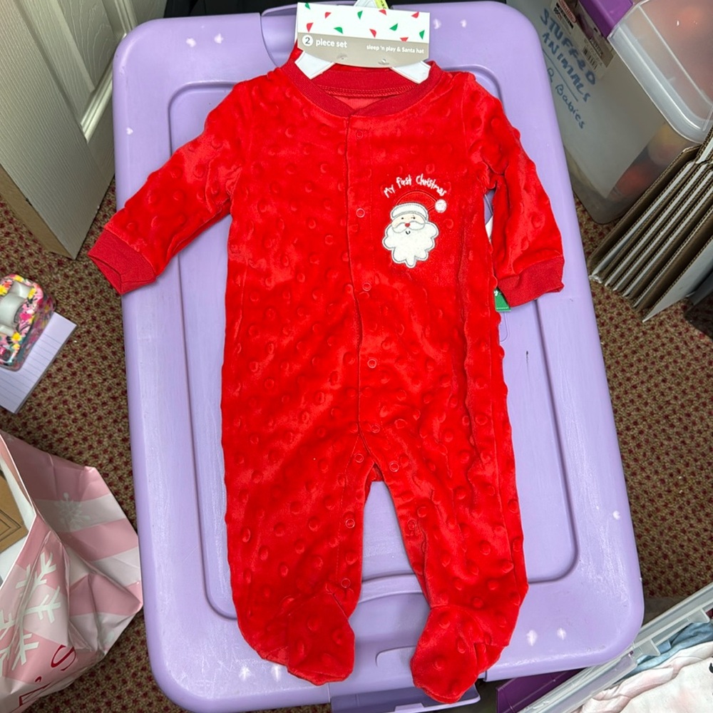 BNWT • BABY'S FIRST CHRISTMAS ONESIE W/ SANTA HAT 🎅🏼 (3M)